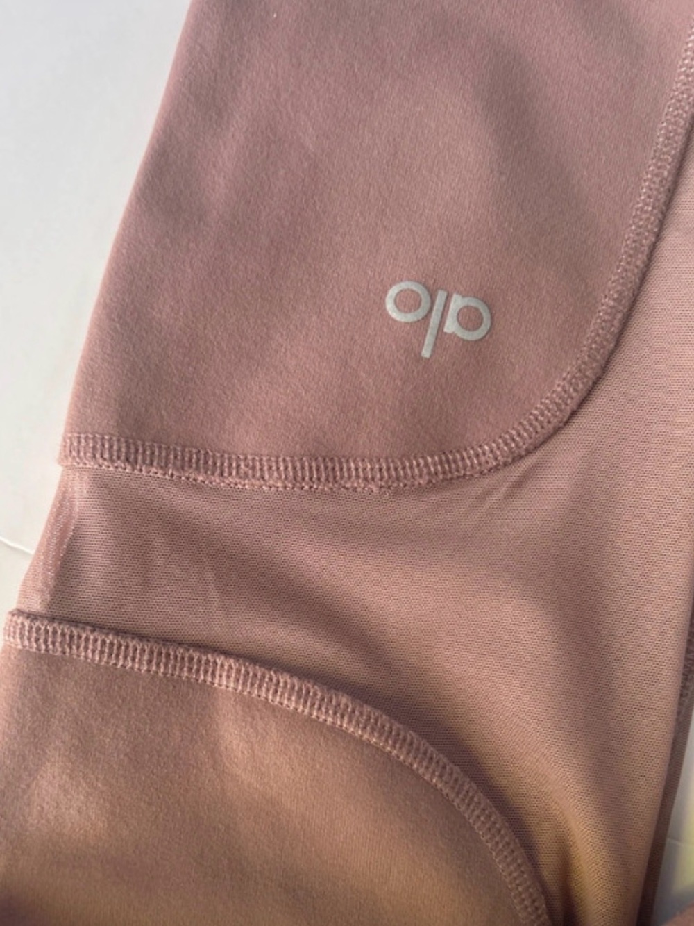 ALO Yoga woman’s Leggings in Mauve Pink